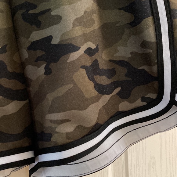 Camouflage jogging shorts, runs small - Picture 2 of 4